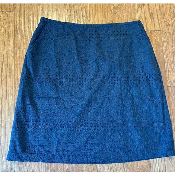L.l. Bean navy eyelet skirt size 12 - Picture 2 of 8